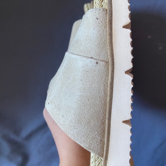 NEW SANDALS - Picture 2 of 3